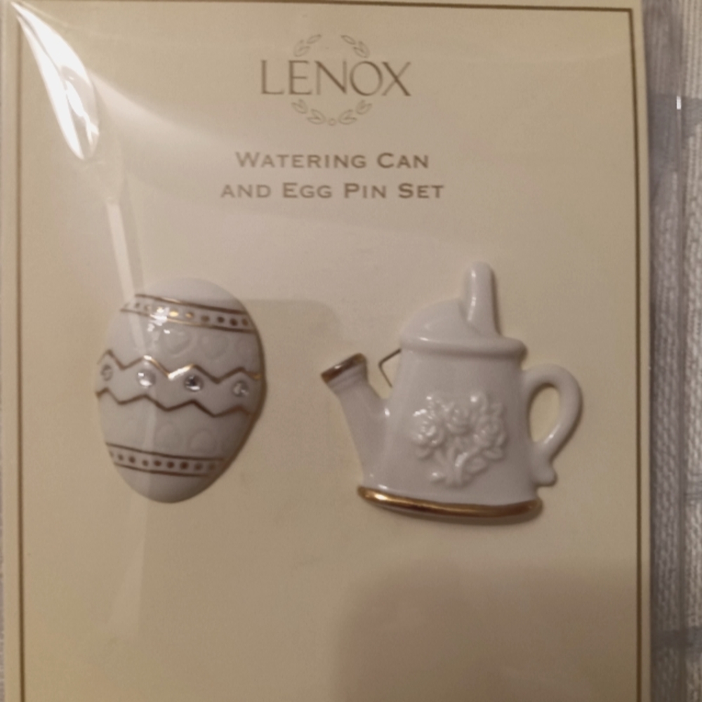 Lennox 🌷24 karat gold brooches